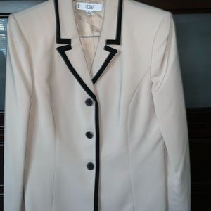 Le Suit woman’s suit